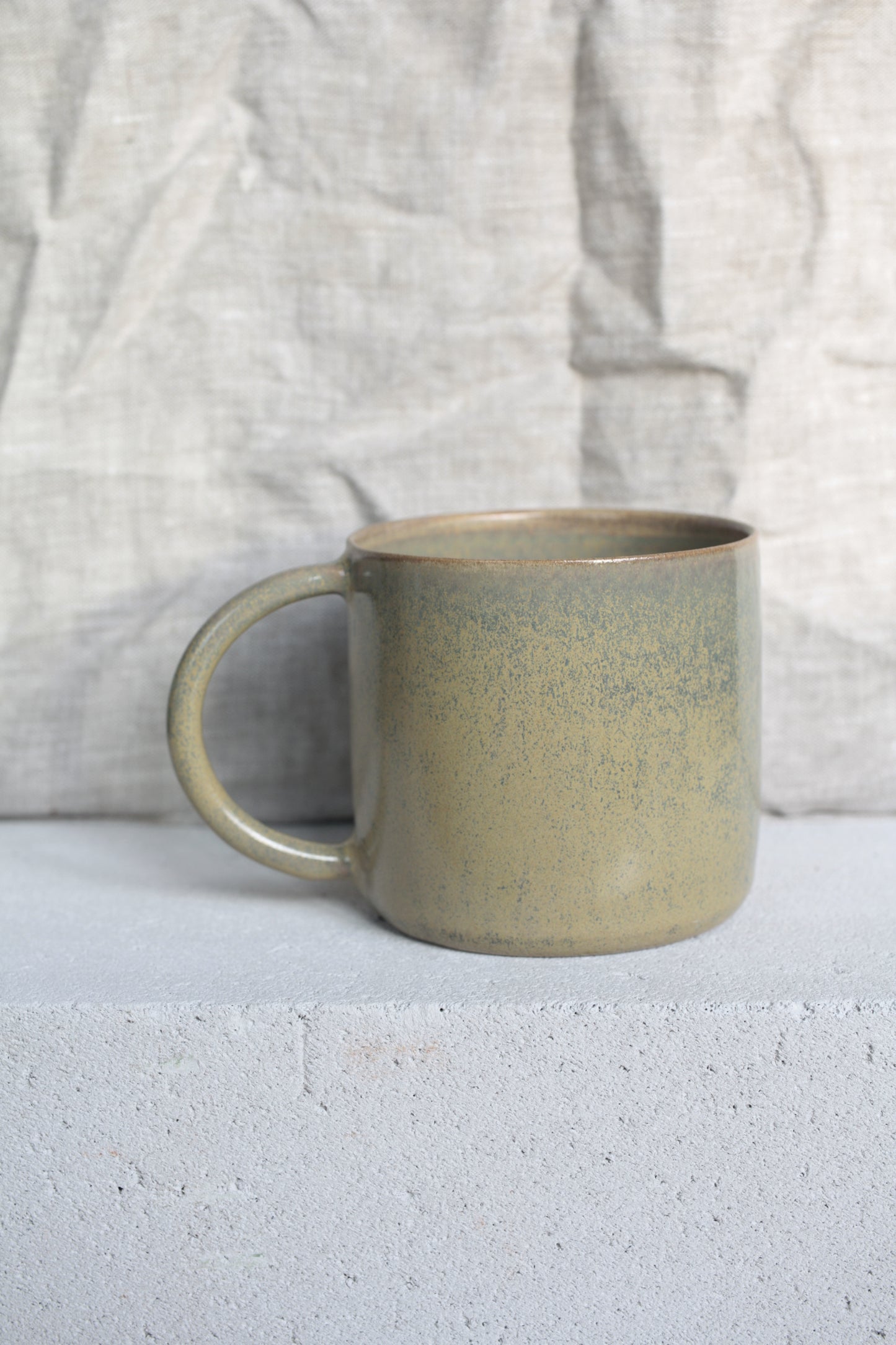 Large light brown/olive mug