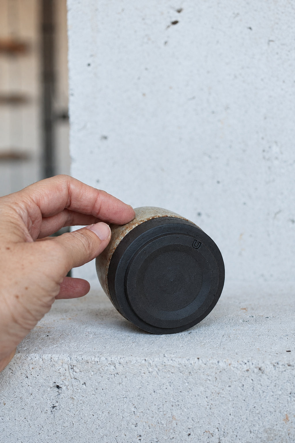 Small black / sand cup